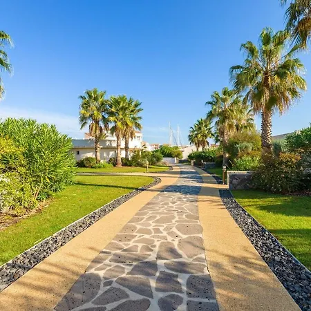 Апартаменти 1 Bedroom Apartment For 4 *